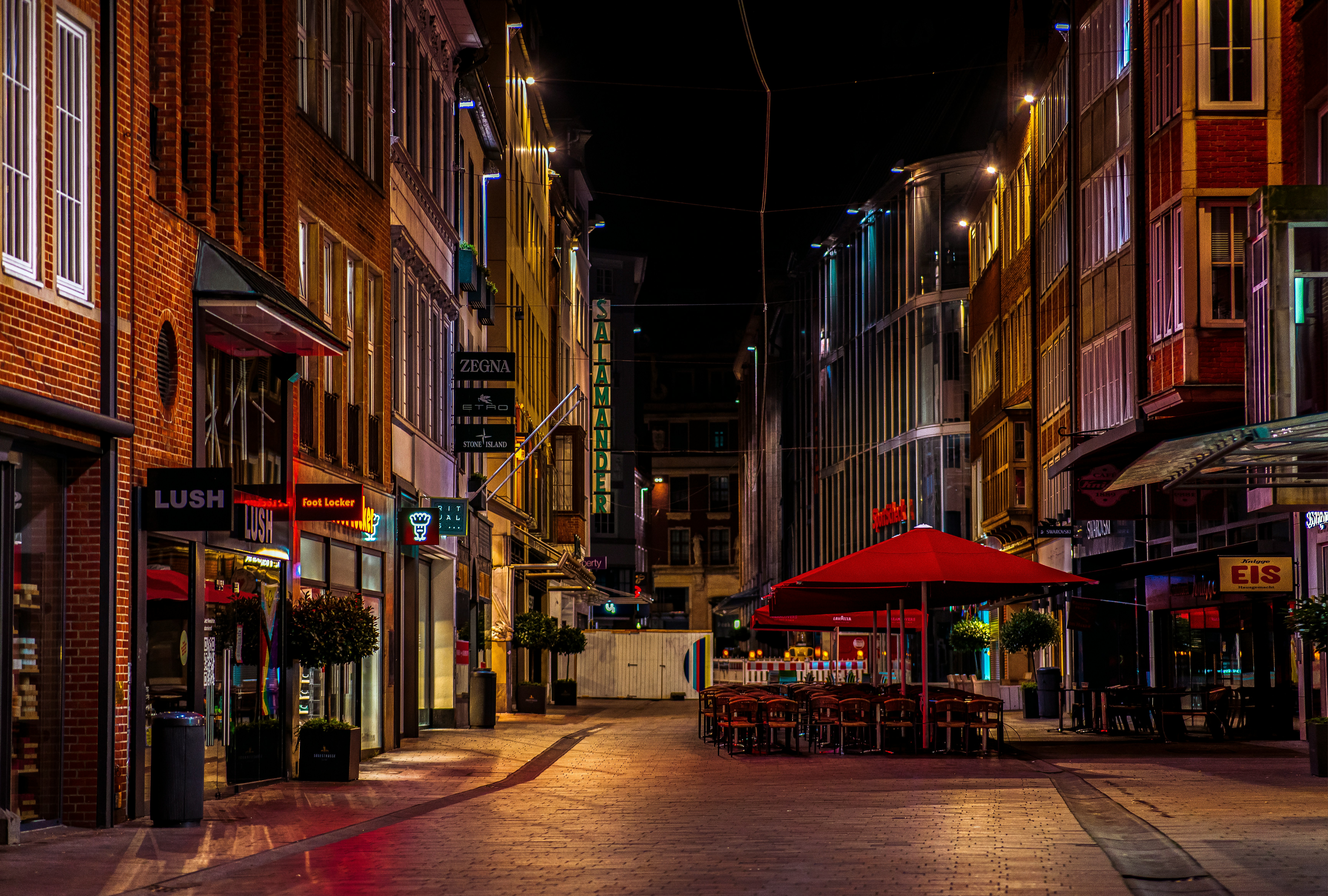 Well-lit walkable street that suits a safe hotel neighbourhood